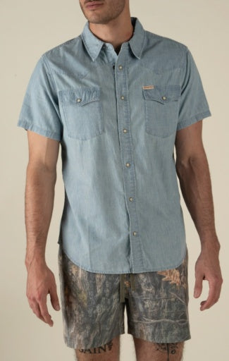 THE WYATT PEARL SNAP SHORT SLEEVE DENIM SHIRT - WASHED INDIGO CHAMBRAY